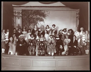 El elenco de una producción amateur de una obra titulada El Crítico presentada en Barnard College, Nueva York (impresión de gelatina de plata)